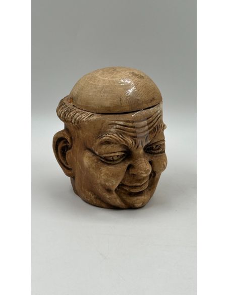 Récipient en bois sculpté