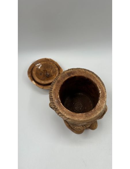 Récipient en bois sculpté
