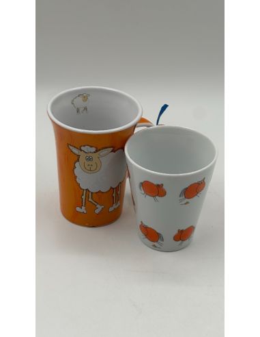 Tasses colorées avec motifs de mouton...