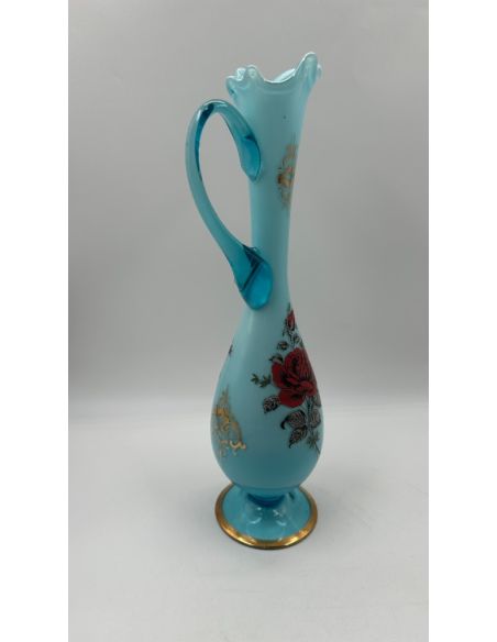 Vase en verre bleu avec motif floral