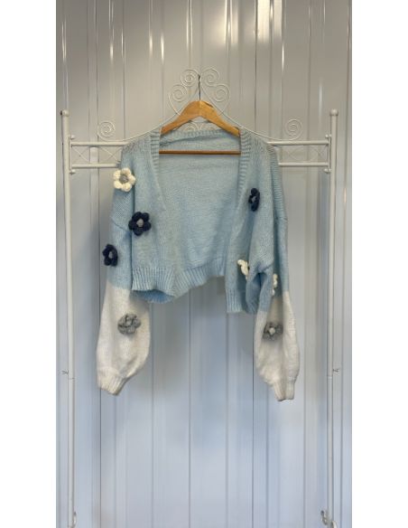 Kort gebreid vestje blauw en wit met bloemen