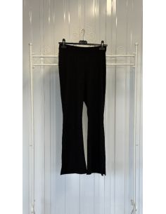 Zwarte uitlopende broek