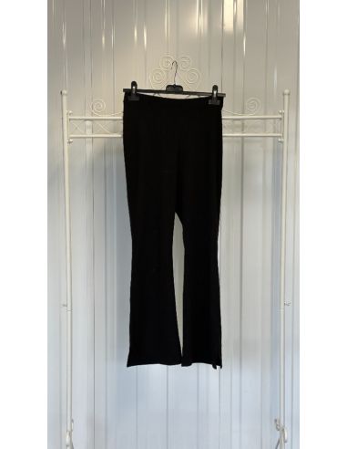 Zwarte uitlopende broek