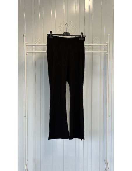Zwarte uitlopende broek
