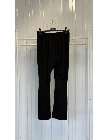 Zwarte uitlopende broek