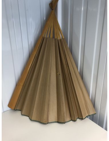 Éventail rouge en bois
