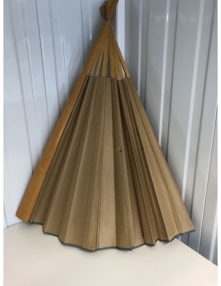 Éventail rouge en bois